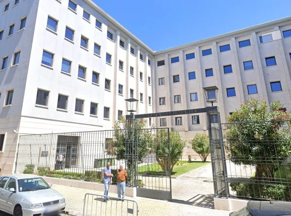 Imagem colorida mostra fachada da Polícia Judiciária de Portugal, onde um homem foi preso por sequestrar um bebê - Metrópoles