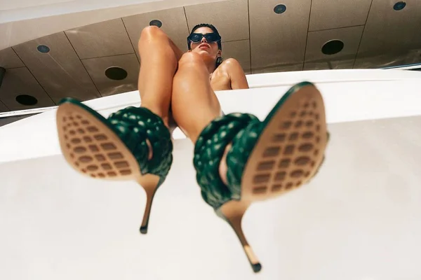 Modelo com salto verde