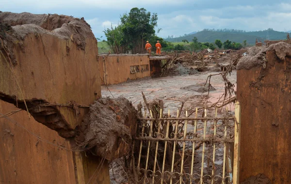 Famílias de Bento Rodrigues voltam a casas destruídas pela lama
