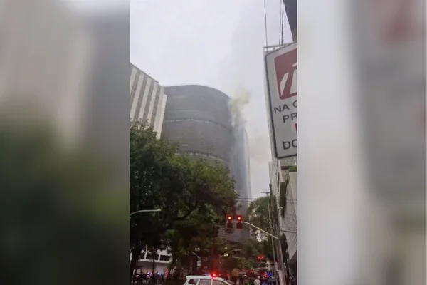 Bombeiros tentam controlar 2 pontos de incêndio no Edifício Copan