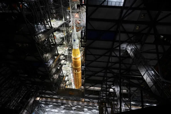Foto colorida de foguete gigante que fará parte da missão da NASA Atermis II - Metrópoles.