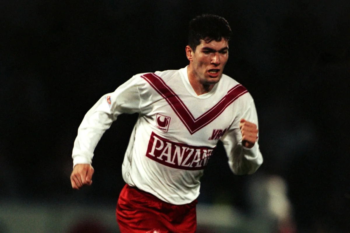 Zinédine Zidane jogou pelo Bordeaux antes de despontar para o mundo. Zinédine Zidane jogou pelo Bordeaux antes de despontar para o mundo.