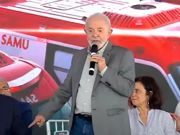 Lula em evento para entrega de ambulâncias em Salto