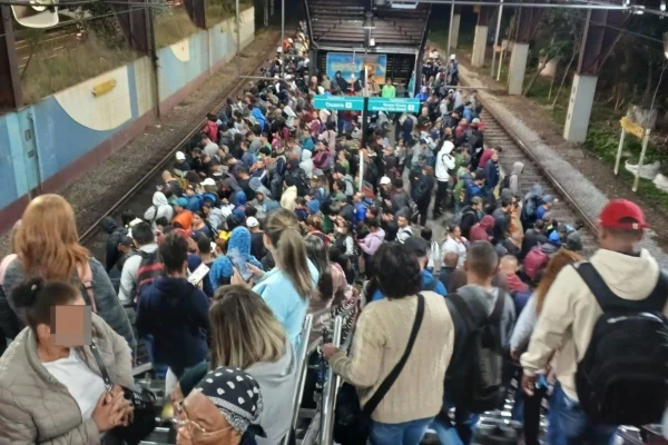 Imagem colorida mostra pessoas aglomeradas dentro de estação de trem - Metrópoles