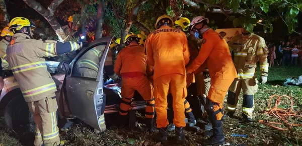 BR-070: jovem fica presa às ferragens após carro bater em árvore