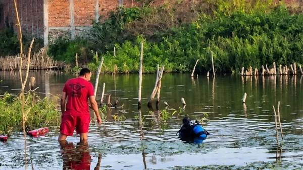 corpo de bombeiros procurando jovem