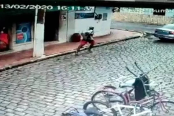 Algemado, jovem pula em rio para fugir da polícia e desaparece