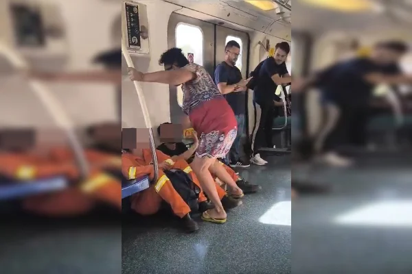 Imagem colorida de dois garis sentados em um vagão de metrô