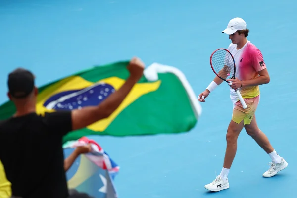 Imagem colorida de João Fonseca e a bandeira do Brasil - Metrópoles