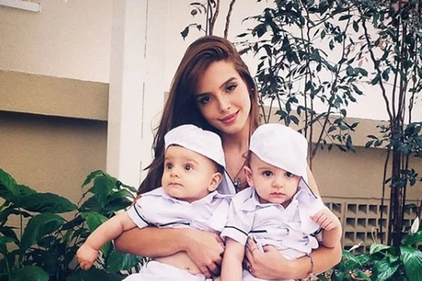 Fofura: Giovanna Lancellotti posta foto com irmãos gêmeos