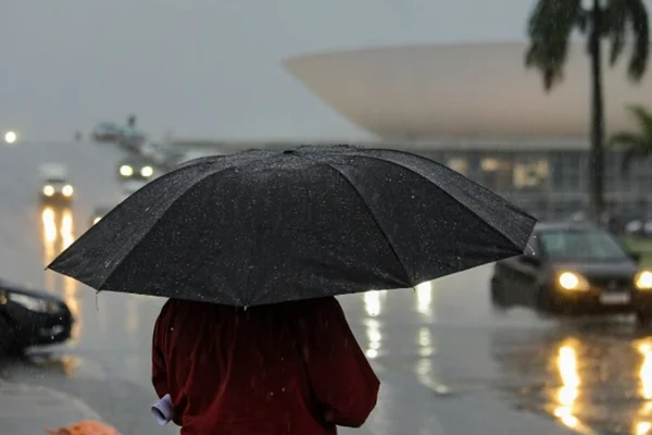 Pessoa no chuva - Metrópoles