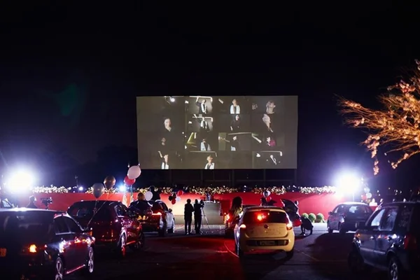 Alunos da Escola Americana de Brasília celebram formatura no Cine Drive-In