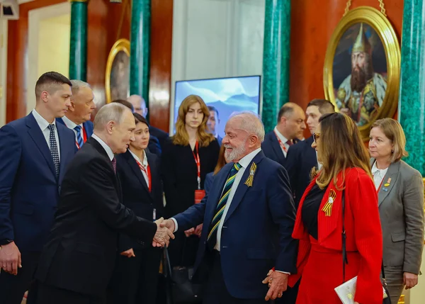 Lula e o presidente da Rússia, Vladimir Putin, em Moscou -- Metrópoles