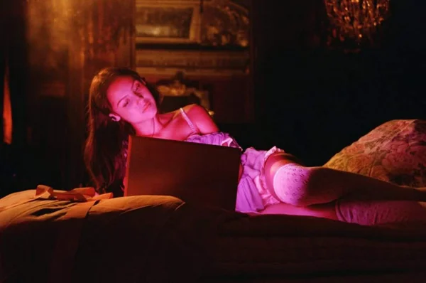 foto com cor. clipe de drop dead de olivia rodrigo - metrópoles