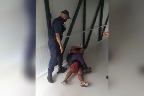Segurança dando mata-leão em acompanhante de paciente