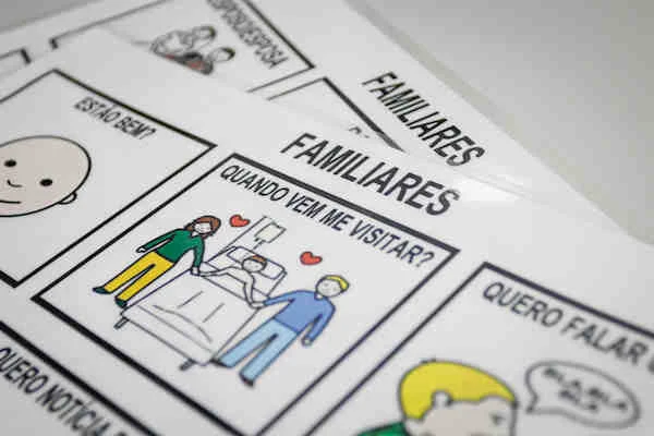 Os pacientes recebem as notícias impressas diariamente em folhas, desenhos para colorir e caça-palavras Os pacientes recebem as notícias impressas diariamente em folhas, desenhos para colorir e caça-palavras