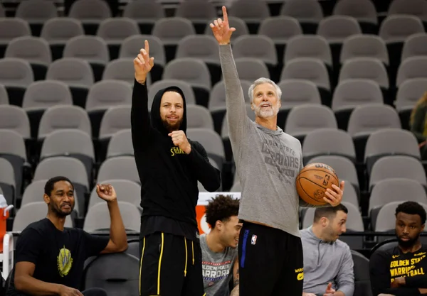 Stephen Curry #30 do Golden State Warriors brinca durante o aquecimento com o assistente técnico Bruce Fraser antes de jogo contra San Antonio Spurs em 31 de março de 2024