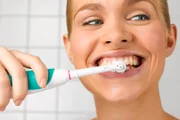 Utilizar a mão não dominante para realizar atividades como escrever, escovar os dentes, folhear um livro ou abrir uma porta, por exemplo, também pode ajudar na memória
