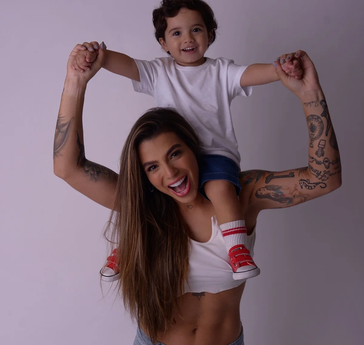 Petra Mattar e o filho, Makai, posam para as redes sociais Petra Mattar e o filho, Makai, posam para as redes sociais