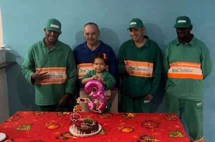 Pai realiza desejo da filha de 3 anos e leva garis para festa de aniversário