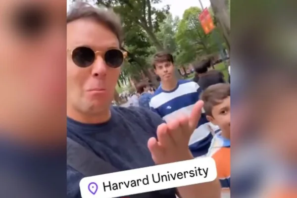 Imagem colorida de André Valadão em Harvard com filhos - Metrópoles