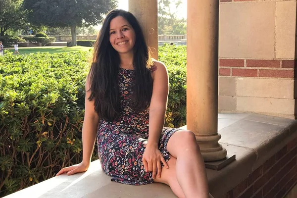 Barbara Soares sentada em muro da UCLA