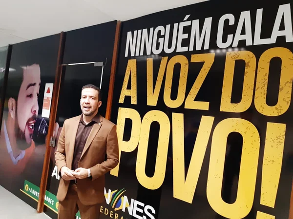 Deputado André Janones
