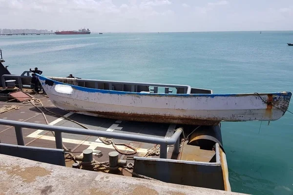 Dois homens e uma mulher são encontrados mortos dentro de embarcação em alto-mar