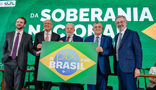 Lula e ministros posam com placa em defesa do Pix no Conselhão