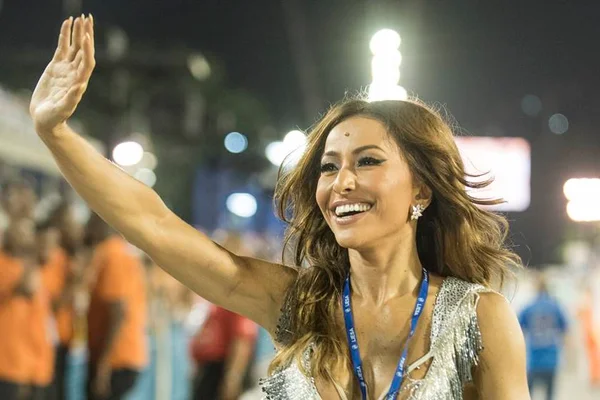 Sabrina Sato mostra corpão em biquíni megacavado
