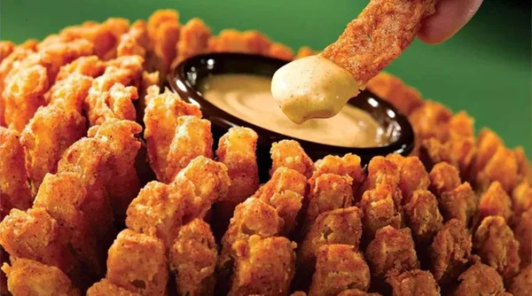 Na foto, blooming onion com molho no centro - Metrópoles