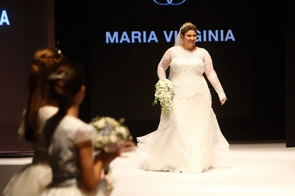 Modelo plus size abre desfile de noivas e quebra estereótipos