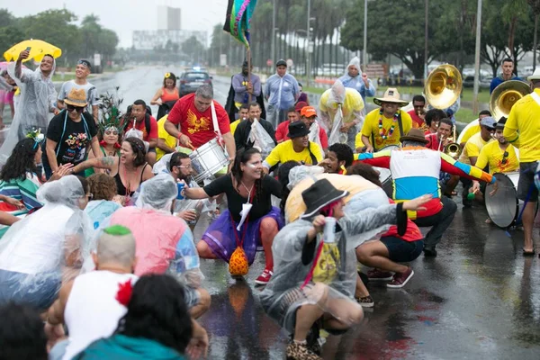 Foliões no Suvaco da Asa esquentam sábado chuvoso em Brasília