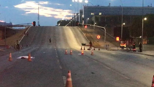 Motociclista atropela e mata em frente ao Planalto. Em seguida, morre