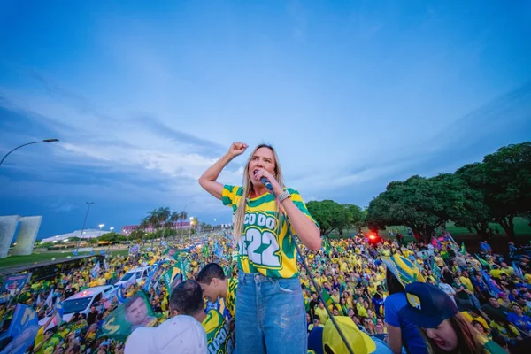 Sob luzes, apoiadores de Flávio e Celina cantam Hino Nacional em ato no DF - destaque galeria Sob luzes, apoiadores de Flávio e Celina cantam Hino Nacional em ato no DF - destaque galeria