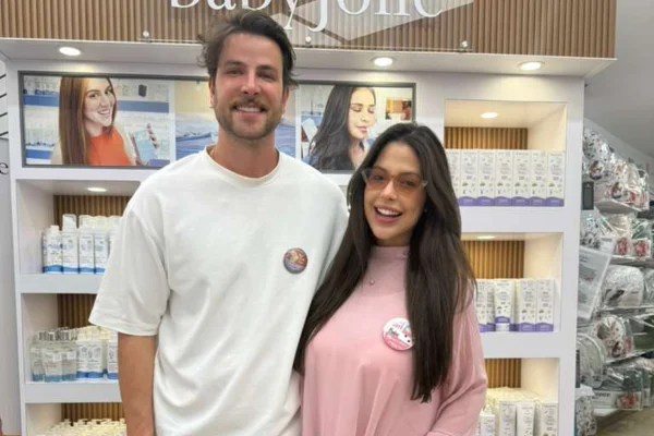 Laís Caldas e Gustavo Marsengo se emocionam com ultrassom 4D do bebê
