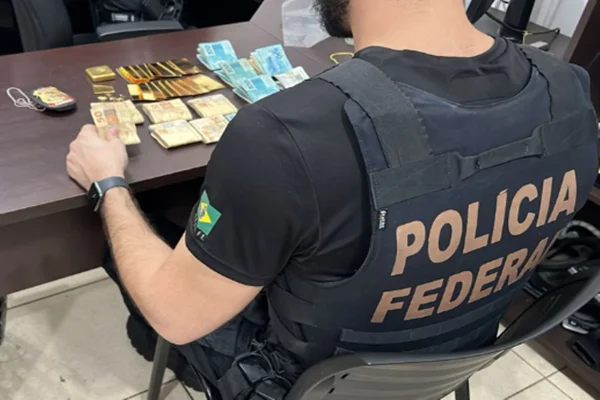 Policial federal olhando para dinheiro