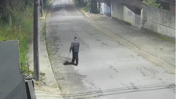homem caminhando por rua