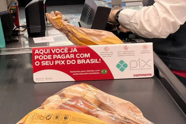 Foto colorida de placa em rede de supermercados portuguesa oferecendo pagamento via Pix - Metrópoles