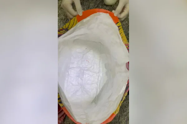 Funcionários encontraram sacola em que mulher teria levado veneno