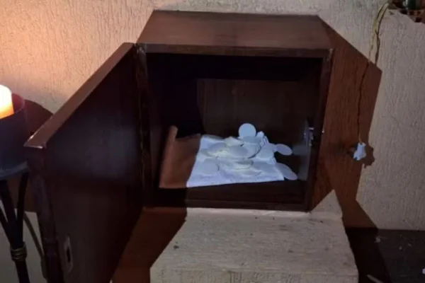 Ladrões arrombam portas de igreja e furtam hóstias no interior de SP
