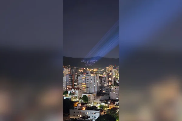 Projeções em serra de BH têm protestos contra Flávio e apoio a Lula - destaque galeria