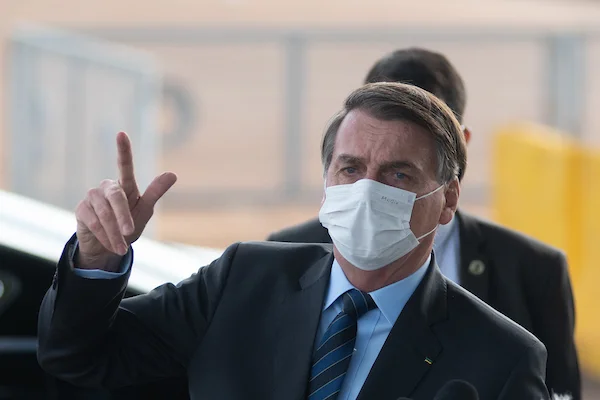 Bolsonaro suspende compra de seringas até que preço volte “à normalidade”
