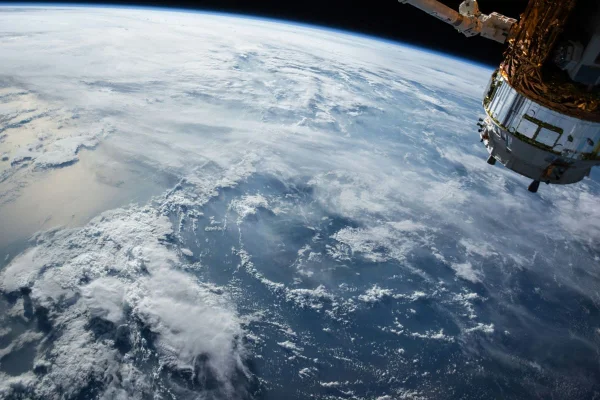Membros da tripulação estão a bordo da estação orbital - Metrópoles