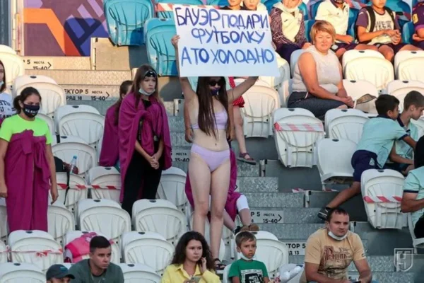 Torcedora fica de roupa íntima para pedir camisa de jogador na Rússia