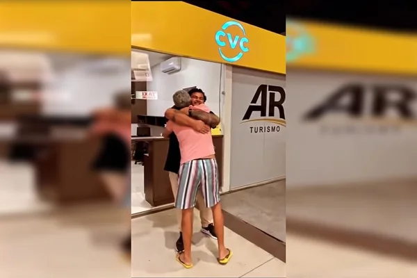 Jovem surpreende pai