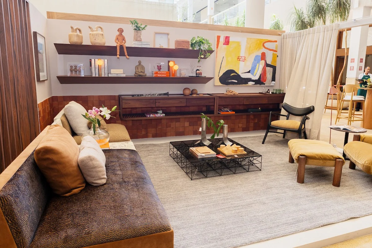 Assinado pelo Studio Vanguarda, o “Estar Recomeço” propõe a sala como o coração da casa, com paleta acolhedora, tons terrosos e mobiliário de design aplicado ao cotidiano Assinado pelo Studio Vanguarda, o “Estar Recomeço” propõe a sala como o coração da casa, com paleta acolhedora, tons terrosos e mobiliário de design aplicado ao cotidiano