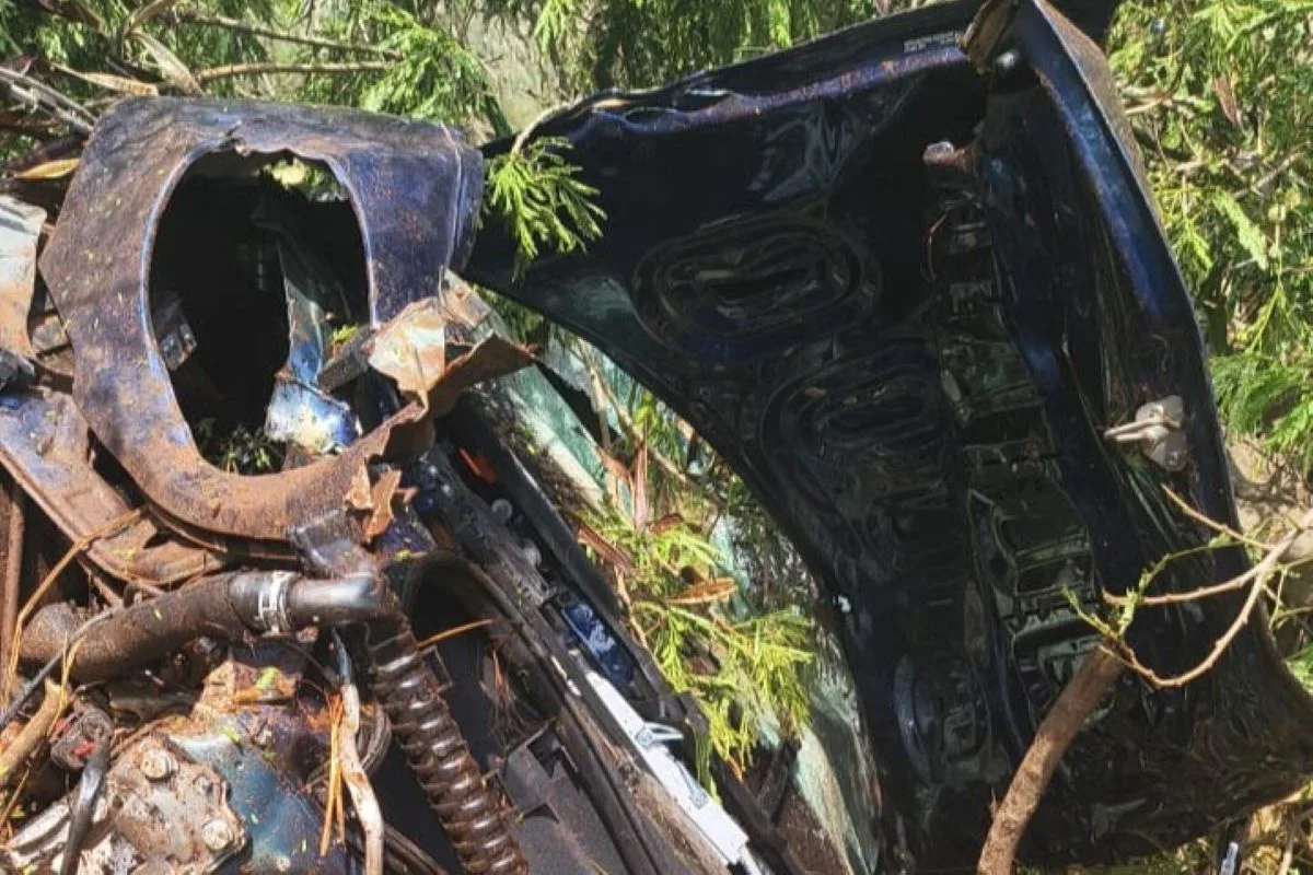 Vídeo: Porsche fica destruído após cair em barranco no interior de SP