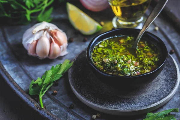 Veja como preparar chimichurri e deixe suas carnes muito mais gostosas