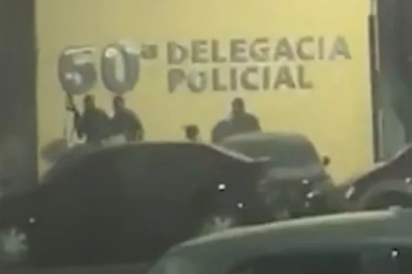 Imagem colorida da 60ª Delgacia de Polícia do Rio de Janeiro, alvejada por tiros